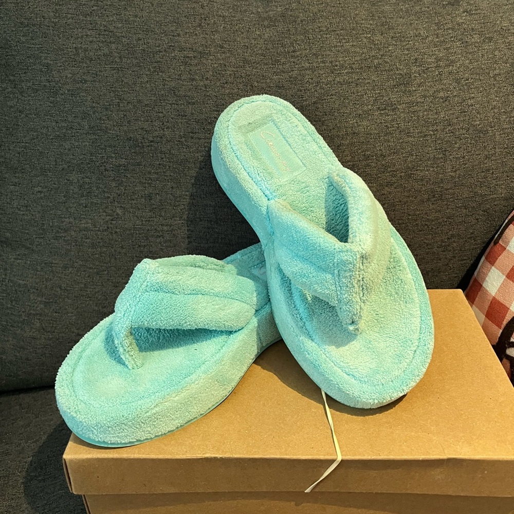 Circus Size 8 Fuzzy Sandal NIB